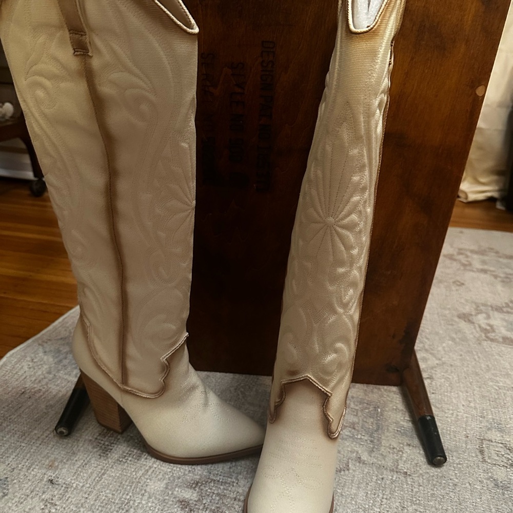 Brand new in box Steve Madden size 7 cowgirl boots